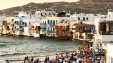 Βουτιές στα πιο δημοφιλή νησιά των Κυκλάδων