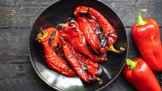 Το απίστευτο κόλπο για να αφαιρέσουμε την φλούδα από τις πιπεριές