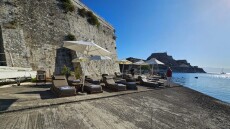 Κέρκυρα: Απομάκρυναν από παραλία παράνομα τραπεζοκαθίσματα και ξαπλώστρες