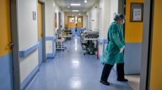 Κορωνοϊός: Παρόμοια σοβαρές με την αρχική μόλυνση οι επαναμολύνσεις με Covid-19