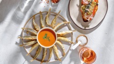 Γαύρος με δροσερή σούπα ντομάτας