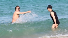 Τρύφωνας Σαμαράς - Βασίλειος Κωστέτσος: Παίζουν στη θάλασσα - Δείτε τις φωτογραφίες