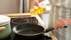 Μαγειρεύοντας με λιγότερο λάδι: 6 τρόποι για να το πετύχετε