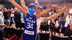 Σία Κοσιώνη: Πανηγυρίζει με τον γιο της τη νίκη της εθνικής ομάδας μπάσκετ - Δείτε την ανάρτησή της