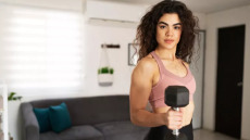 Η απλή άσκηση που δυναμώνει όλο το σώμα χωρίς να καταπονεί τις αρθρώσεις