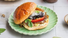 Μπέργκερ με ψητή μελιτζάνα, κασέρι και καραμελωμένα κρεμμύδια