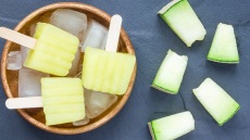 Πώς να φτιάξετε εύκολα παγωτό ξυλάκι πεπόνι με 3 τρόπους