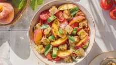 Παντζιανέλα με ροδάκινα και ψημένο ψωμί