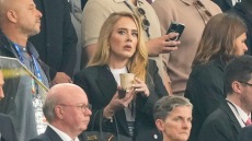 Η Adele έβρισε οπαδό στον ημιτελικό του Euro - Ποια νομίζει ότι είναι, σχολίασαν στα social media