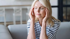 Εμμηνόπαυση: Πόσο επικίνδυνες είναι οι ημικρανίες και οι εξάψεις για τη γυναικεία καρδιά – Έρευνα απαντά