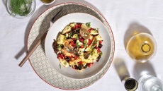 Πατατοσαλάτα με θράψαλα, λιαστή ντομάτα και φύλλα κάππαρης