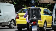 Καύσωνας: Τα μέτρα στον ιδιωτικό τομέα - Τι ισχύει για τηλεργασία, delivery, πότε προβλέπεται υποχρεωτική παύση εργασιών