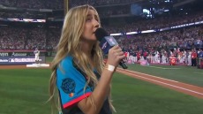 ΗΠΑ: Τραγουδίστρια... εκτέλεσε τον εθνικό ύμνο και μετά τις αντιδράσεις απολογήθηκε πως ήταν μεθυσμένη - Δείτε βίντεο