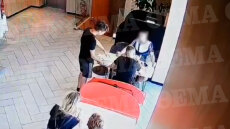  Ανήλικος ζητούσε οικονομική βοήθεια από θαμώνες καταστημάτων στην Αθήνα και τους άρπαζε τα κινητά - Δείτε βίντεο