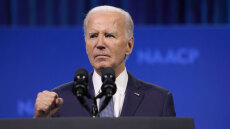 Τζο Μπάιντεν: Πελόζι και Σούμερ του δείχνουν την έξοδο - «Δεν μπορείς να κερδίσεις τον Τραμπ»