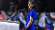 ΗΠΑ: Η μητέρα του Έλον Μάσκ «στάζει μέλι» για την Ινδουίστρια σύζυγο του Τζέι Ντι Βανς 