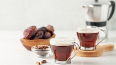 Πώς να φτιάξετε θρεπτικό ρόφημα «καφέ» από χουρμά
