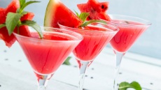 Φτιάχνουμε παγωμένο Martini καρπούζι