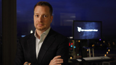 Έχασε 300 εκατ. δολάρια σε λίγες ώρες το αφεντικό της CrowdStrike που προκάλεσε το διεθνές black out – Η ιστορία του Τζορτζ Κουρτζ