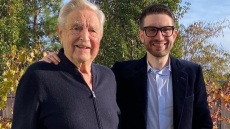 O Τζορτζ Σόρος και ο γιος του στηρίζουν την υποψηφιότητα Χάρις: Είναι ώρα να κερδίσουμε τον Τραμπ