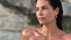 Μαρία Κορινθίου: Mε κόκκινο μπικίνι σε εθνικό πάρκο της Γαλλίας