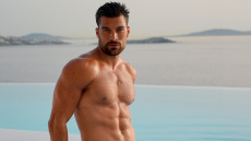 Simone Susinna: Στη Μύκονο ο Ιταλός του «365 Days» - Viral στο TikTok τα βίντεο από τις διακοπές του στο νησί