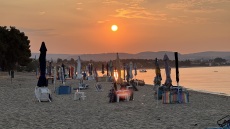 Χαλκιδική: Ξηλώθηκαν πάνω από 100 ομπρέλες και ξαπλώστρες στην παραλία των Καλυβών