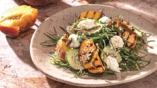 Το ροδάκινο σε 8 αλμυρές καλοκαιρινές συνταγές