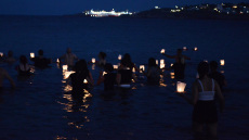 Φωτιά στο Μάτι: Μπήκαν στη θάλασσα και άφησαν 104 φαναράκια για τα θύματα της τραγωδίας - Δείτε βίντεο και φωτογραφίες