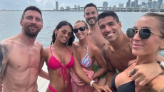 Λιονέλ Μέσι: Κάνει διακοπές με τον Σουάρεζ σε σκάφος, αλλά τα βλέμματα έπεσαν στην εντυπωσιακή Αντονέλα 