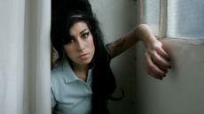 Η ερωτική αντίζηλος της Έιμι Γουάινχαουζ βρέθηκε νεκρή μέσα στο σπίτι της στη Βρετανία, «ανεξήγητος» ο θάνατός της