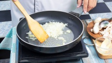 Τηγάνισμα, τσιγάρισμα, σοτάρισμα, ποσάρισμα, ψήσιμο στο τηγάνι. Ποιες είναι οι διαφορές;