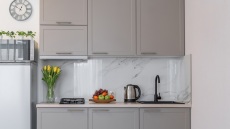 8 τρόποι για να διαμορφώσουμε έξυπνα τη μικροσκοπική κουζίνα μας