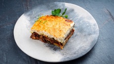 Μουσακάς: μυστικά και συμβουλές για να φτιάξετε το απόλυτο καλοκαιρινό πιάτο (+συνταγές)