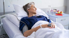 Επέμβαση ή νοσηλεία στο εξωτερικό: Τι ισχύει για τους κατόχους ιδιωτικής ασφάλισης