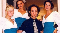 Βασίλειος Κωστέτσος: Μετά το ξέσπασμα για τις στολές στους Ολυμπιακούς, δείχνει δικές του δημιουργίες για ελληνικές ομάδες