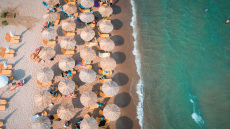 MyCoast: Από τη μάχη της πετσέτας φθάσαμε στο άλλο άκρο, στο κυνήγι της ξαπλώστρας