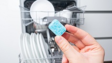 6 άγνωστες χρήσεις της ταμπλέτας πλυντηρίου στην καθαριότητα της κουζίνας μας