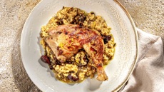 Κοτόπουλο μπούτι με τραχανά, αμπελόφυλλα και ελιές