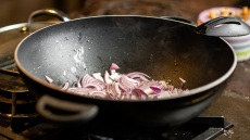 Τα 9 βήματα για τέλεια καραμελωμένα κρεμμύδια