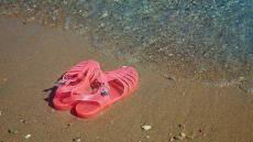 Jelly shoes: Ποιους κινδύνους για τα πόδια κρύβει η νέα μόδα στα καλοκαιρινά παπούτσια