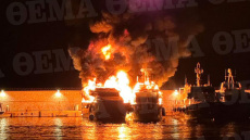 Μαρίνα Ζέας: Κατασβέστηκε η φωτιά στα τρία σκάφη - Δείτε βίντεο και φωτογραφίες
