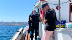 Έφοδοι της ΕΛ.ΑΣ. με το καΐκι στο Κάτω Κουφονήσι για το παράνομο κάμπινγκ - Δείτε βίντεο και  φωτογραφίες