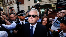 BBC: Ζητά από τον Χιου Έντουαρντς να επιστρέψει μισθούς 200.000 λιρών που έλαβε μετά τη σύλληψή του για παιδική πορνογραφία