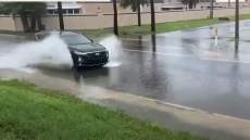 Κυκλώνας Ντέμπι: Νεκρός 13χρονος στη Φλόριντα - 25 δέματα κοκαΐνης αξίας άνω του $1 εκατ. ξεβράστηκαν σε παραλία