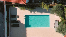 Όταν η Αυγή έγραφε για την αυθαίρετη πισίνα του Πετσάλνικου και τον κατήγγειλε για «αισχρή συμπεριφορά»