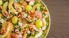 6 δροσερές σαλάτες του καλοκαιριού με σταφύλι