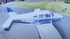 ΗΠΑ: Μικρό αεροπλάνο έκανε αναγκαστική προσγείωση σε γήπεδο γκολφ - Γκόλφερ γλίτωσε την τελευταία στιγμή