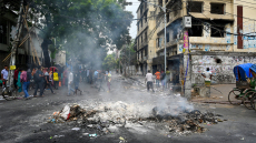 Τουλάχιστον τέσσερις νεκροί και δεκάδες τραυματίες σε συγκρούσεις αστυνομικών με υποστηρικτές της πρώην πρωθυπουργού του Μπανγκλαντές 