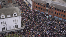 Βρετανία: Μεγάλες αντιδιαδηλώσεις κατά των ακροδεξιών συγκεντρώσεων απετρεψαν μια ακόμα νύχτα ταραχών - Δείτε βίντεο